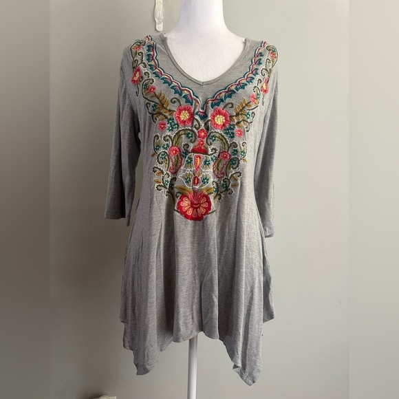 Soft Surroundings Tops - SOFT SURROUNDINGS Womens Knit TOP 3/4 Sleeve GRAY Embroidered Size M